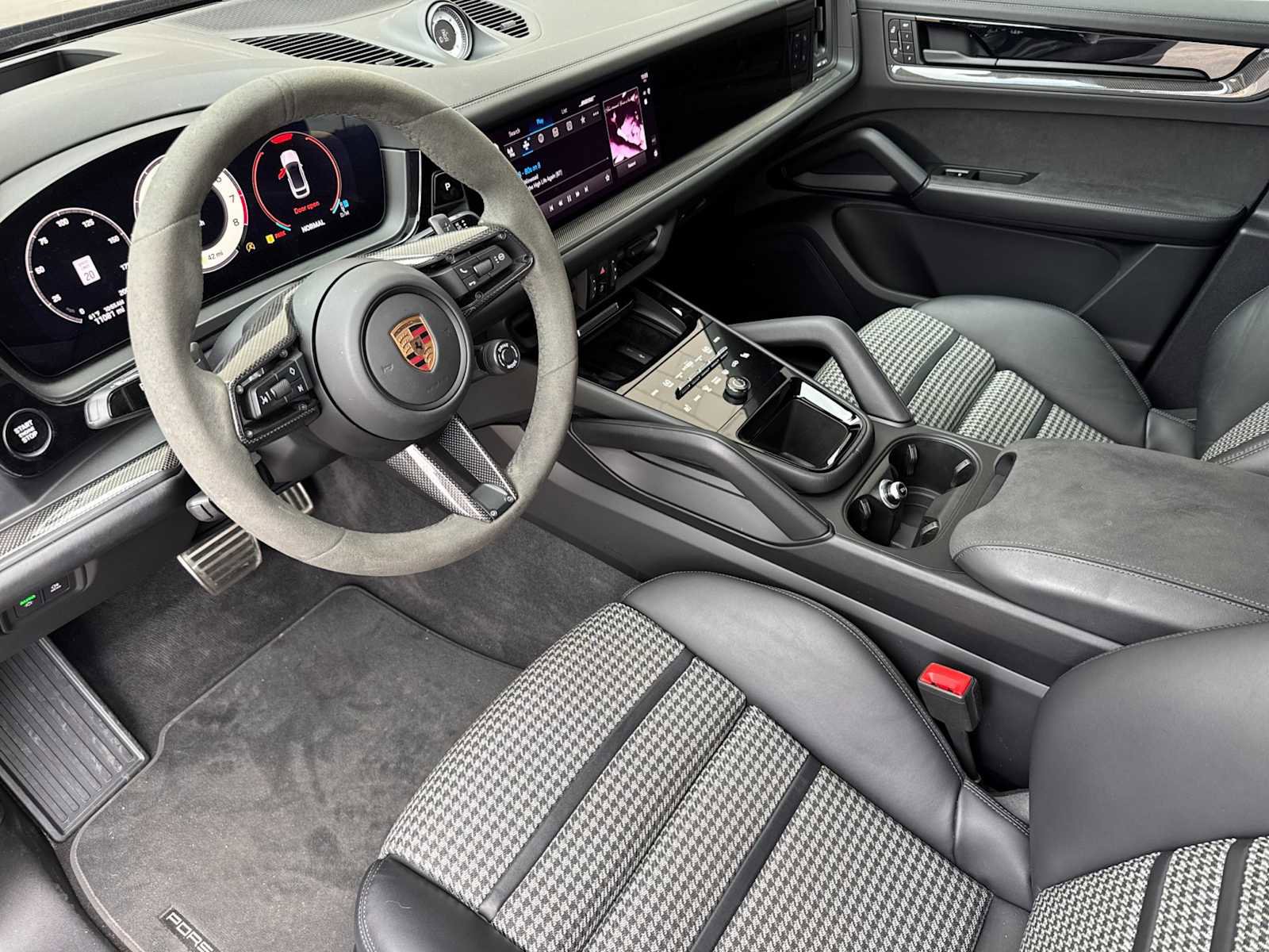 Certified 2025 Porsche Cayenne GTS image 4
