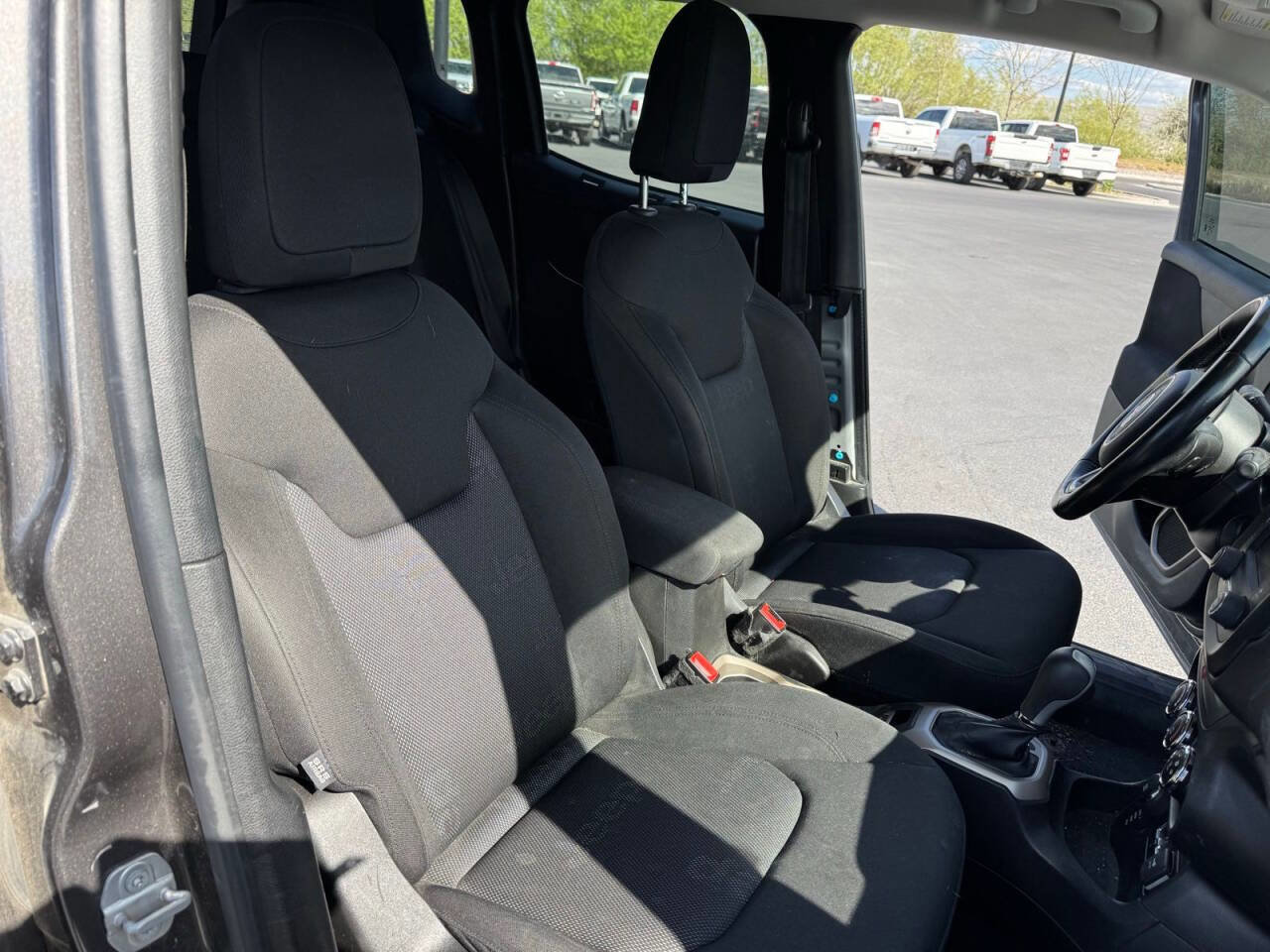 Used 2017 Jeep Renegade Latitude AWD/4WD image 18