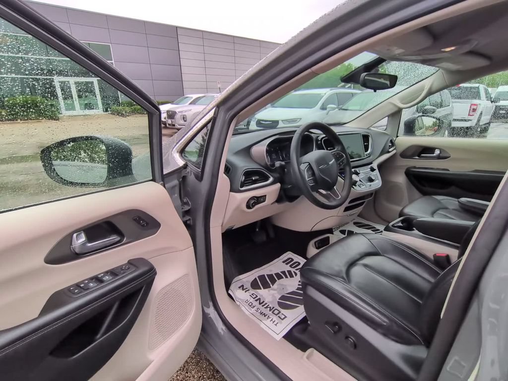 Used 2023 Chrysler Pacifica Touring-L FWD image 25