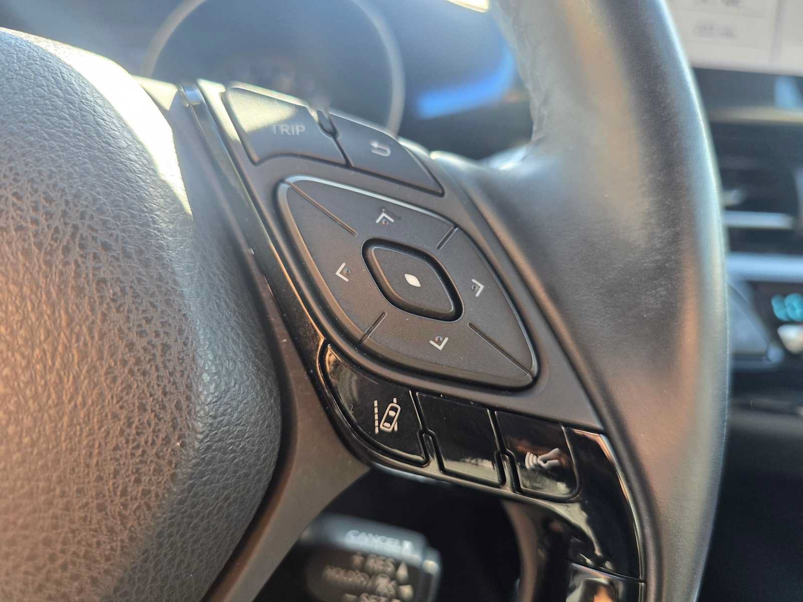 Used 2019 Toyota C-HR XLE FWD image 31