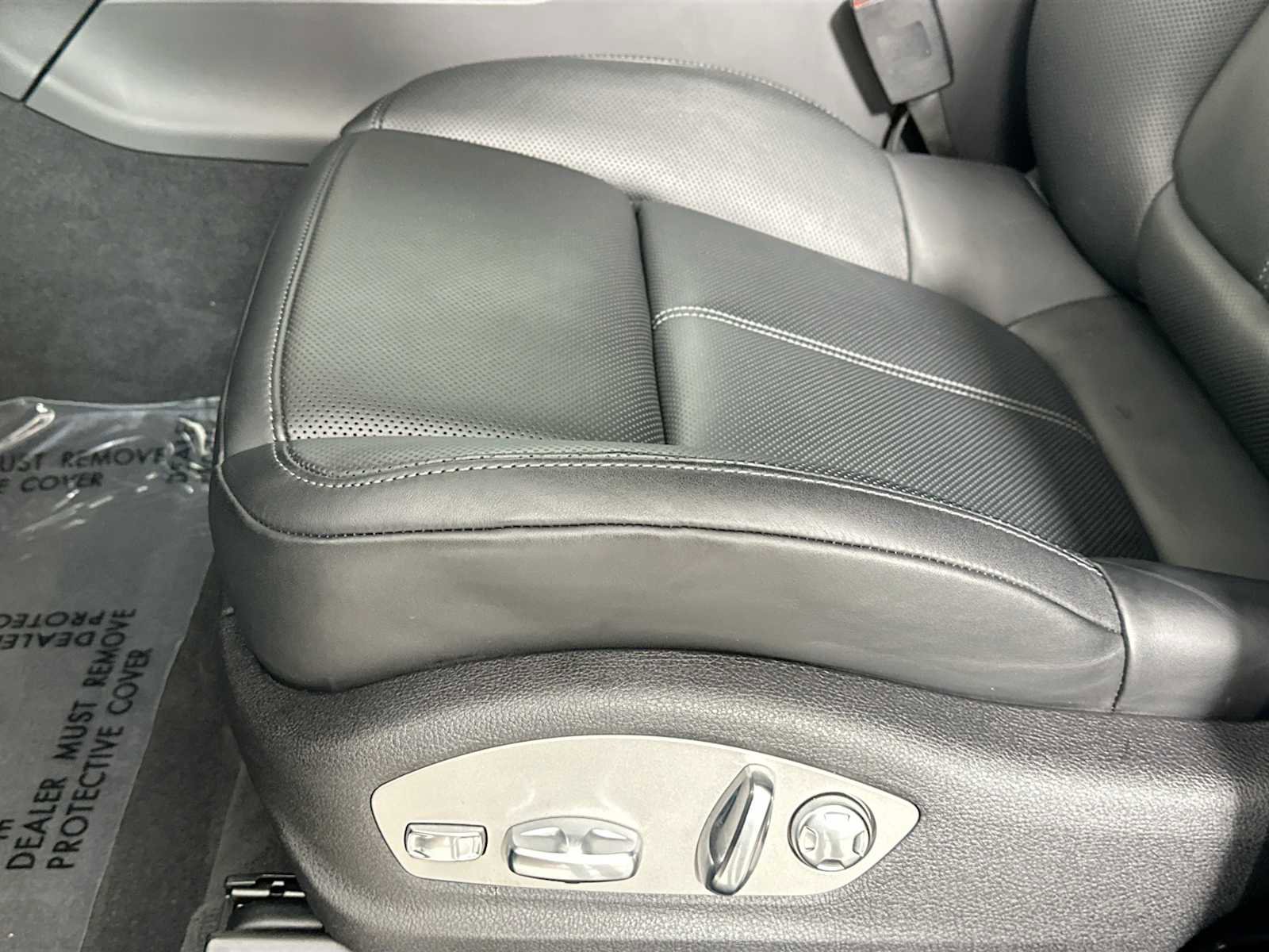 Certified 2025 Porsche Macan image 10