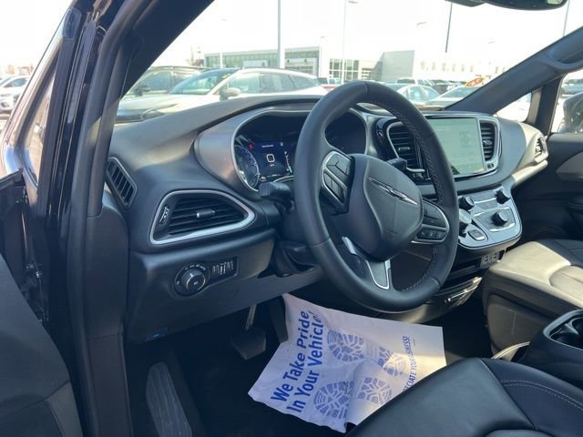 Used 2025 Chrysler Pacifica Select image 9