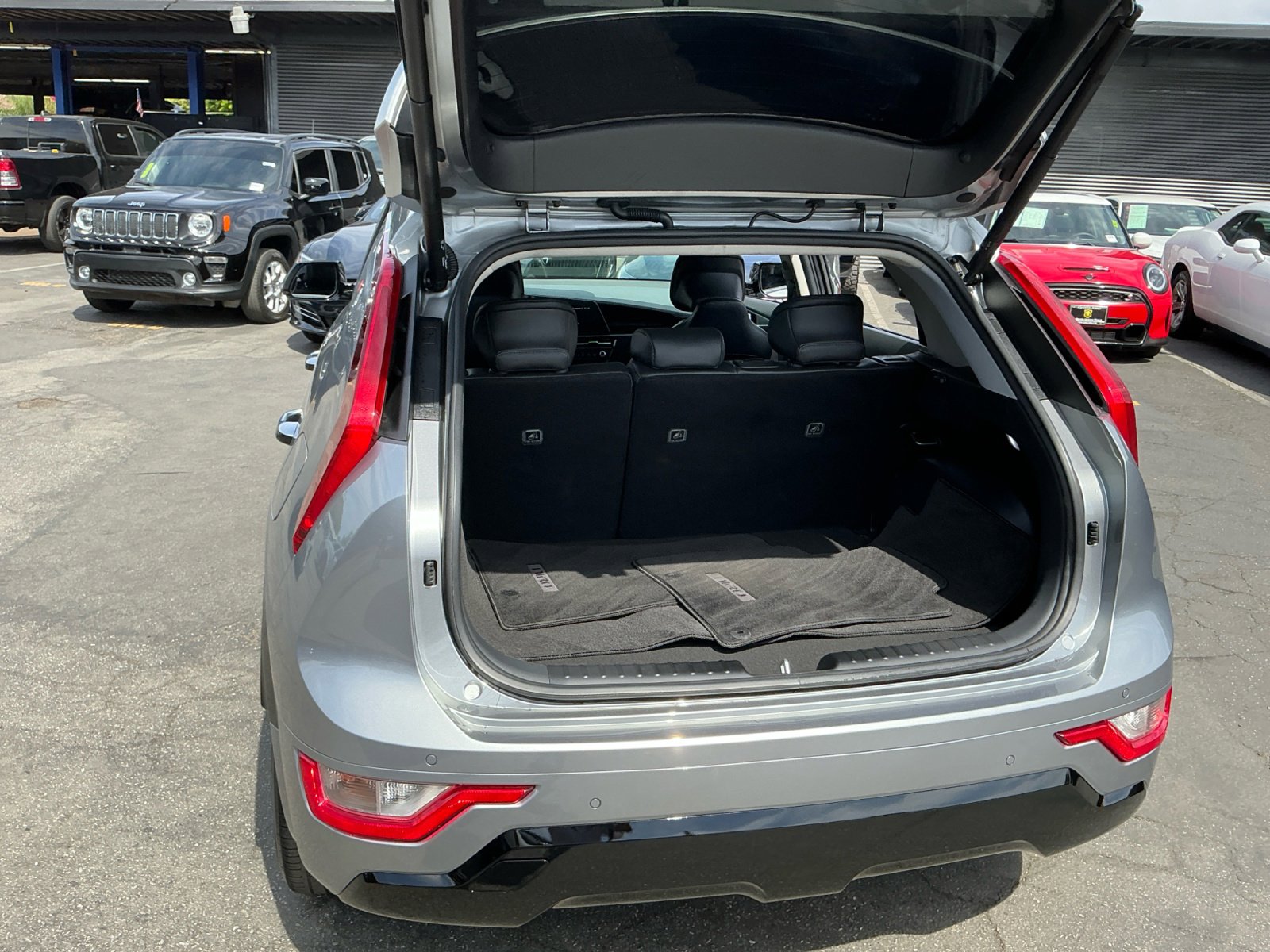 Used 2024 Kia Niro SX image 25