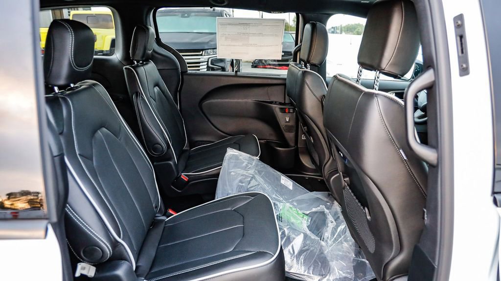 New 2026 Chrysler Pacifica Limited w/ S Appearance Package FWD image 20