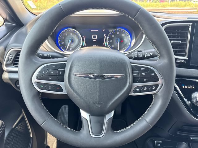 Used 2025 Chrysler Pacifica Select FWD image 15
