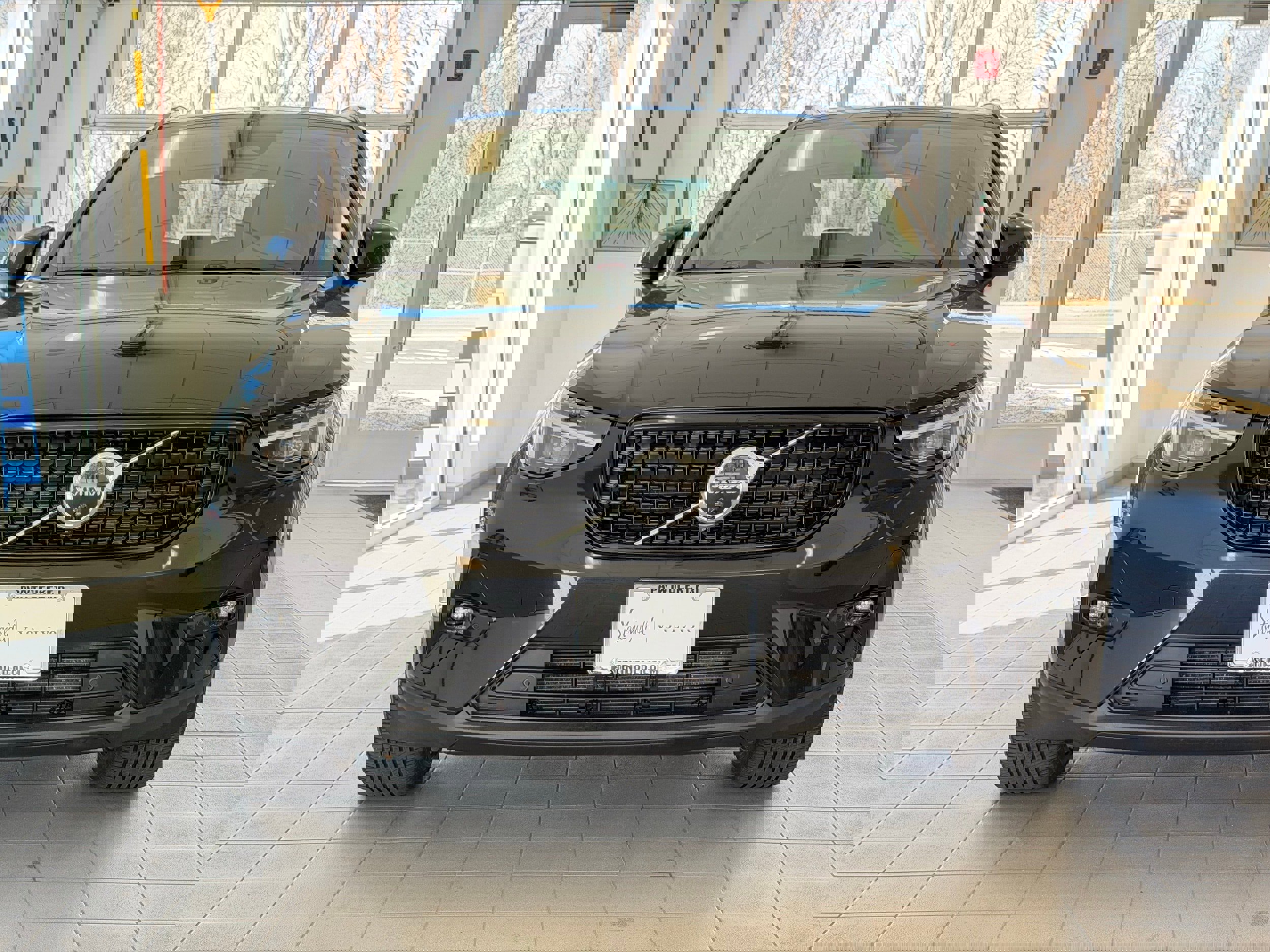 Certified 2025 Volvo XC40 B5 Plus image 3