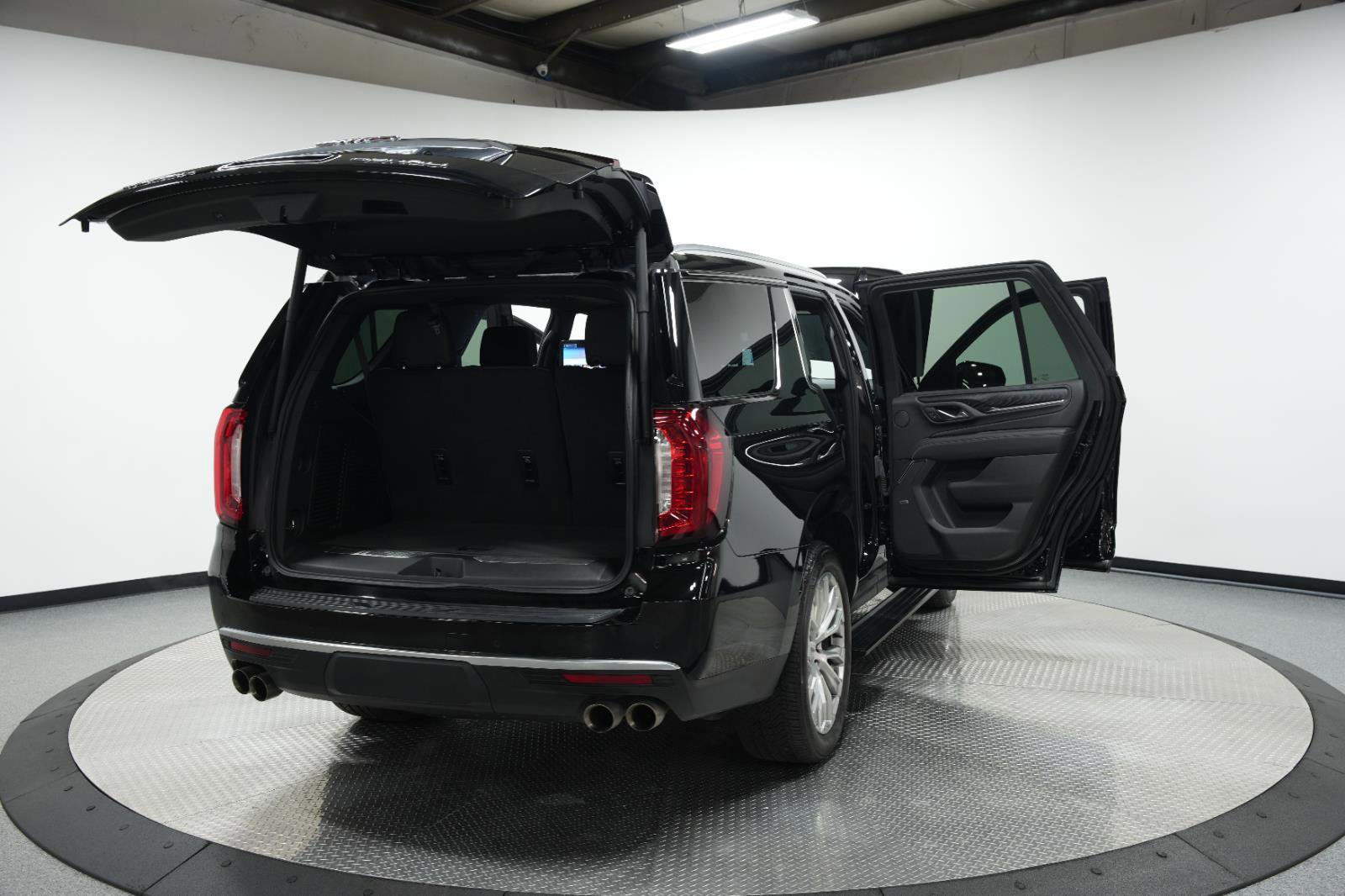 Used 2024 GMC Yukon Denali w/ Advanced Technology Package image 14