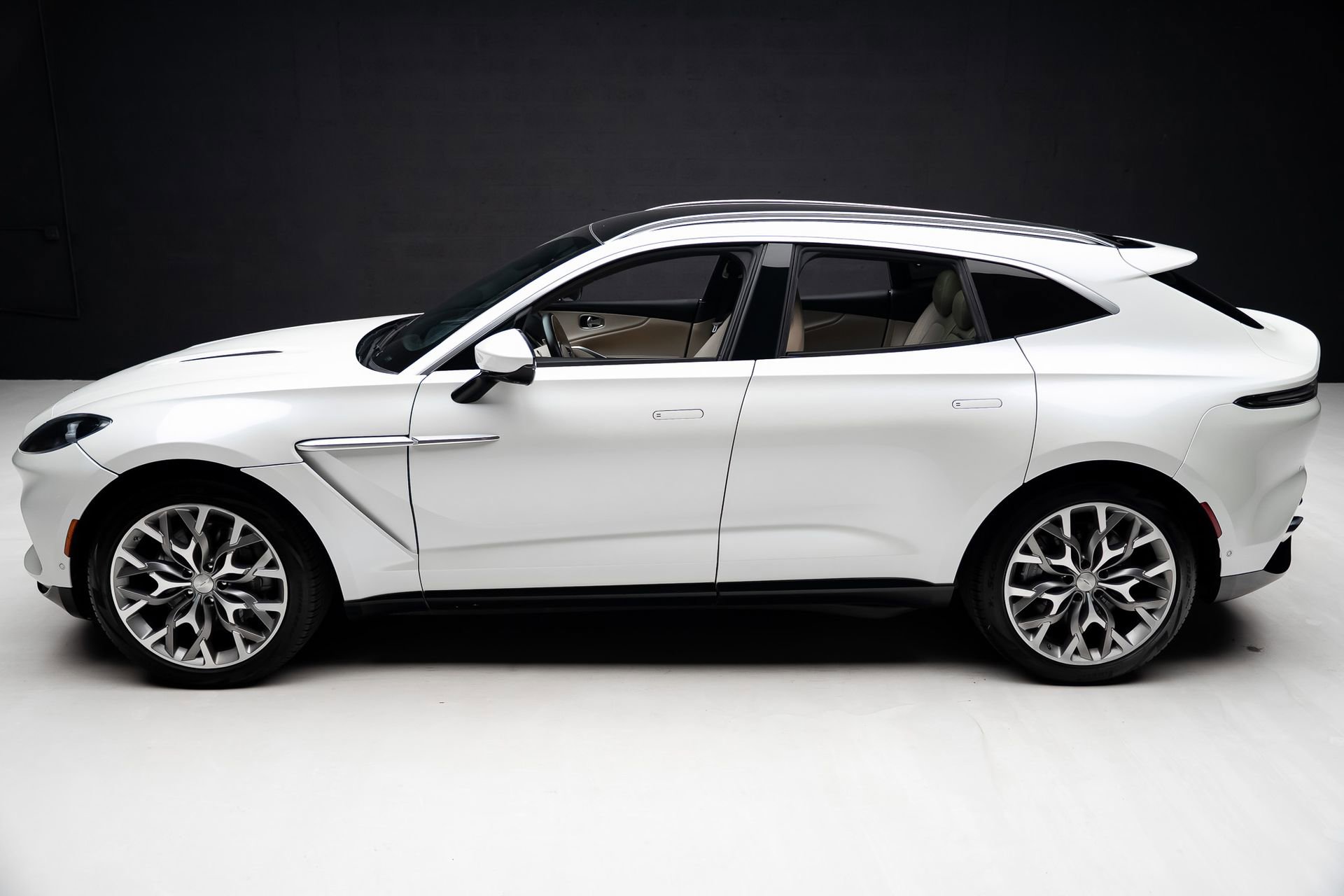 Used 2021 Aston Martin DBX AWD/4WD image 16