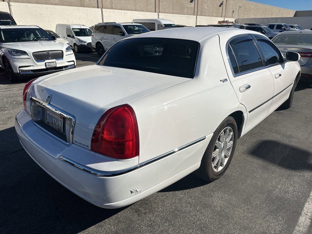 Used 2010 Lincoln Town Car Signature Limited image 4
