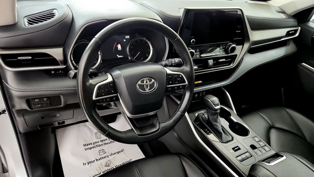 Certified 2024 Toyota Highlander XLE AWD/4WD image 12