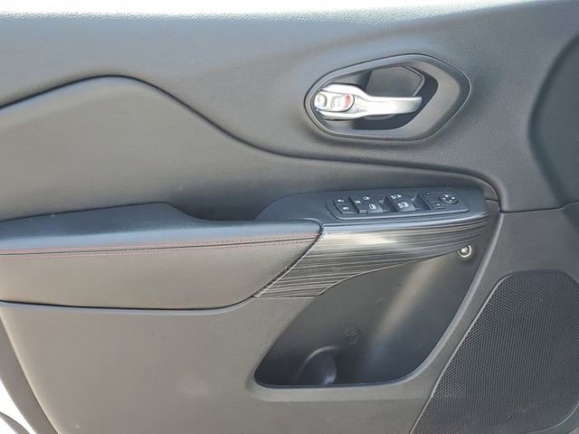 Used 2016 Jeep Cherokee Trailhawk AWD/4WD image 19