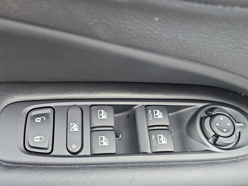 Used 2018 Jeep Compass Latitude w/ Cold Weather Group image 28