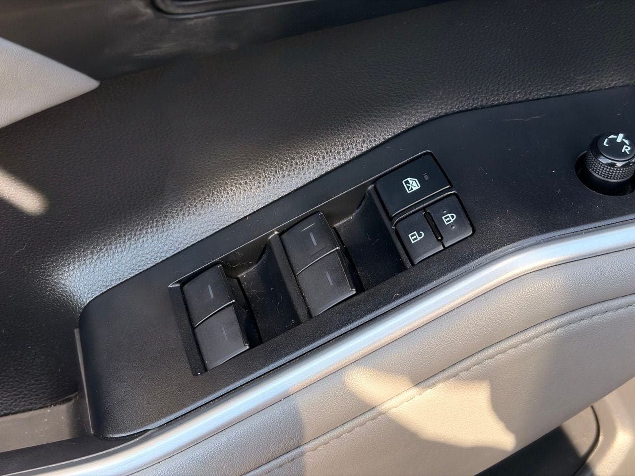 Used 2021 Toyota Highlander XLE AWD/4WD image 18
