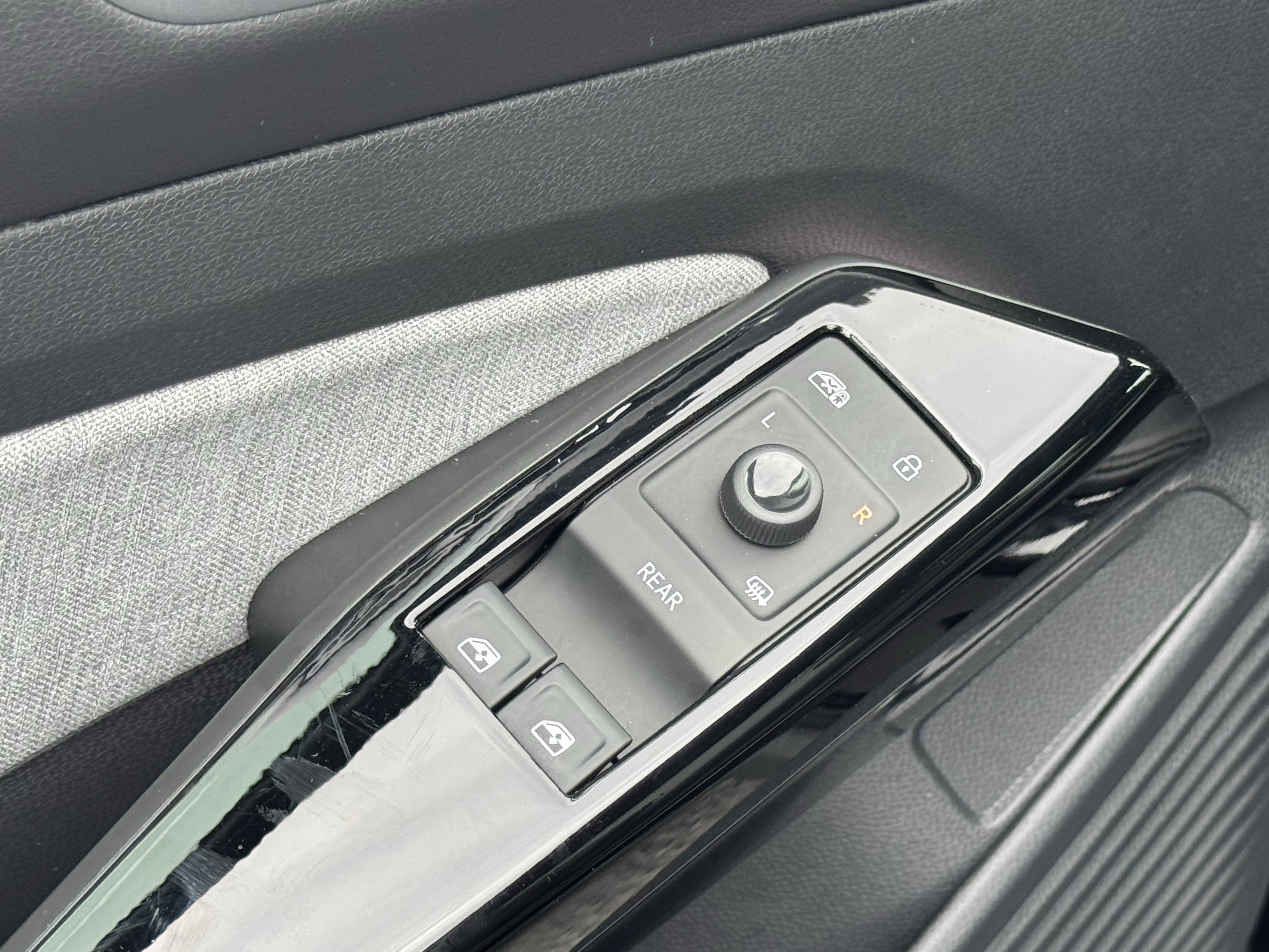 Used 2025 Volkswagen ID.4 Pro image 15