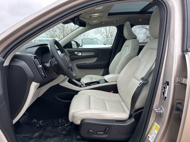 Certified 2023 Volvo XC40 B5 Plus w/ Climate Package image 17