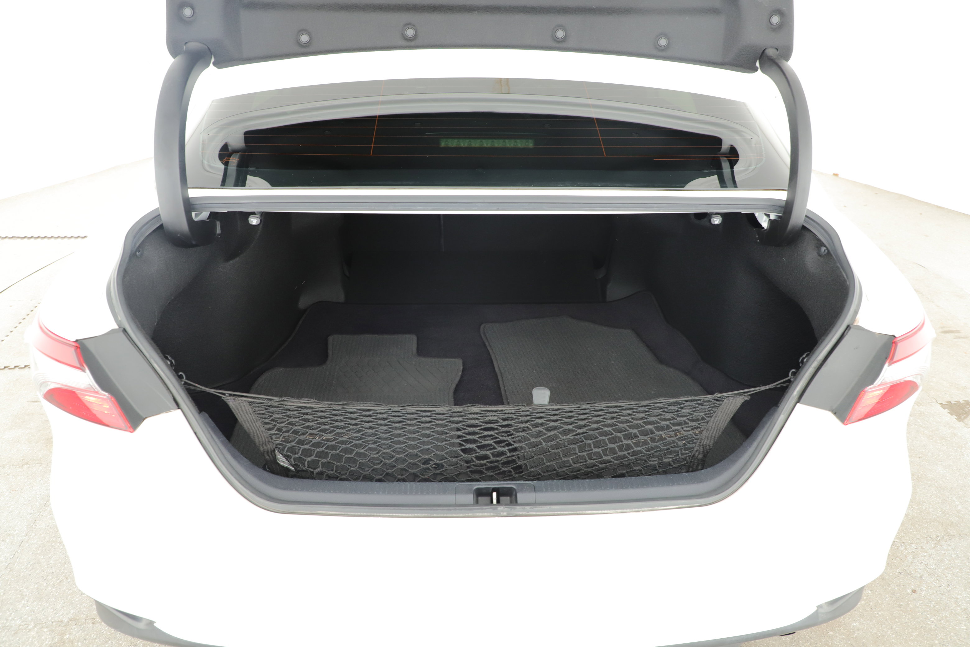 Used 2022 Toyota Camry LE FWD image 5