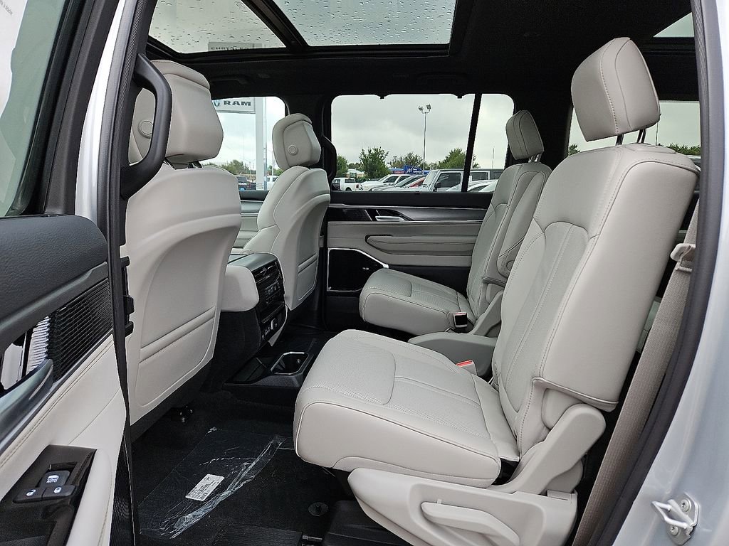 New 2025 Jeep Wagoneer L Series III w/ Premium Group I AWD/4WD image 10