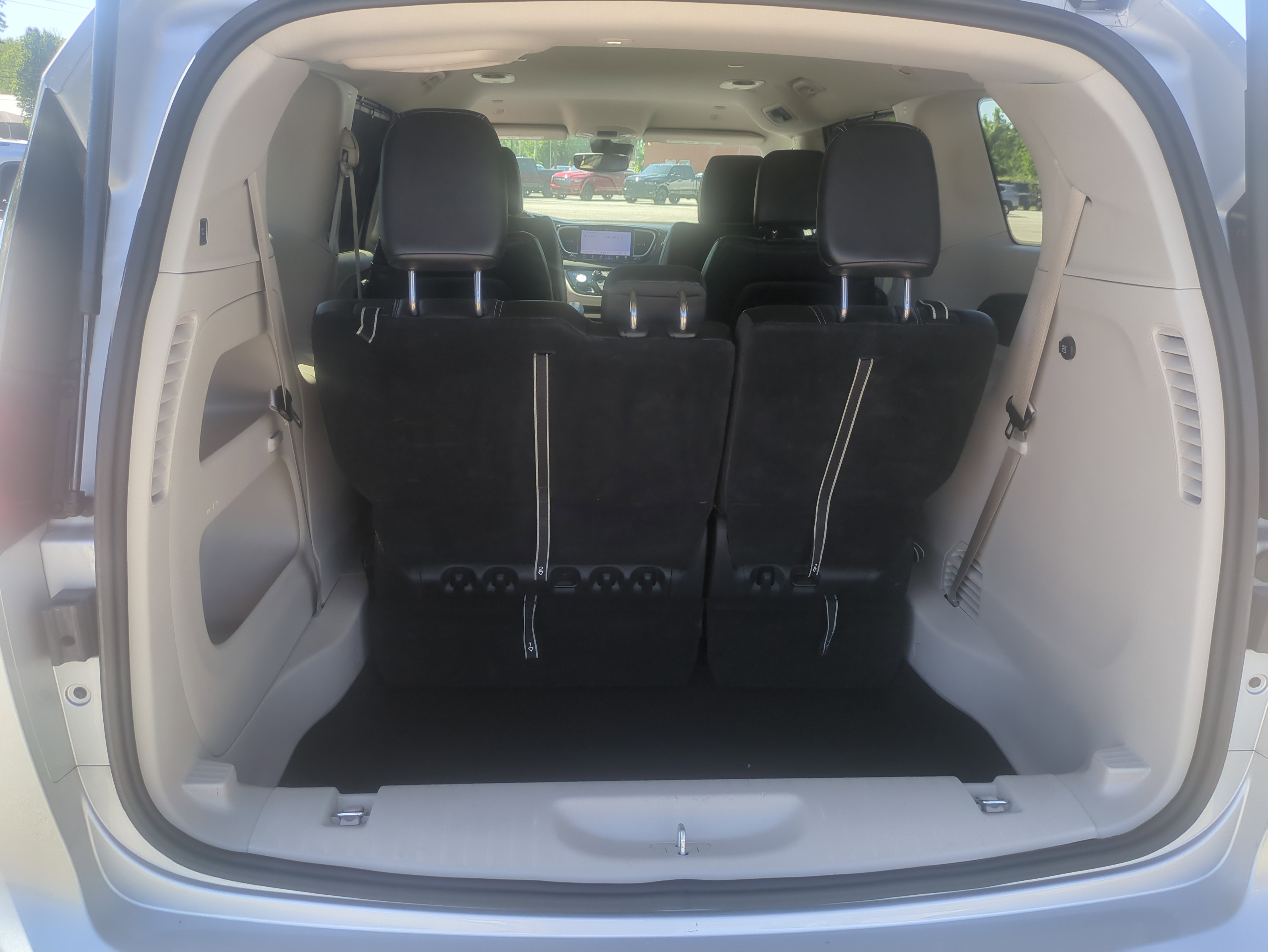 Used 2024 Chrysler Pacifica Touring-L FWD image 31