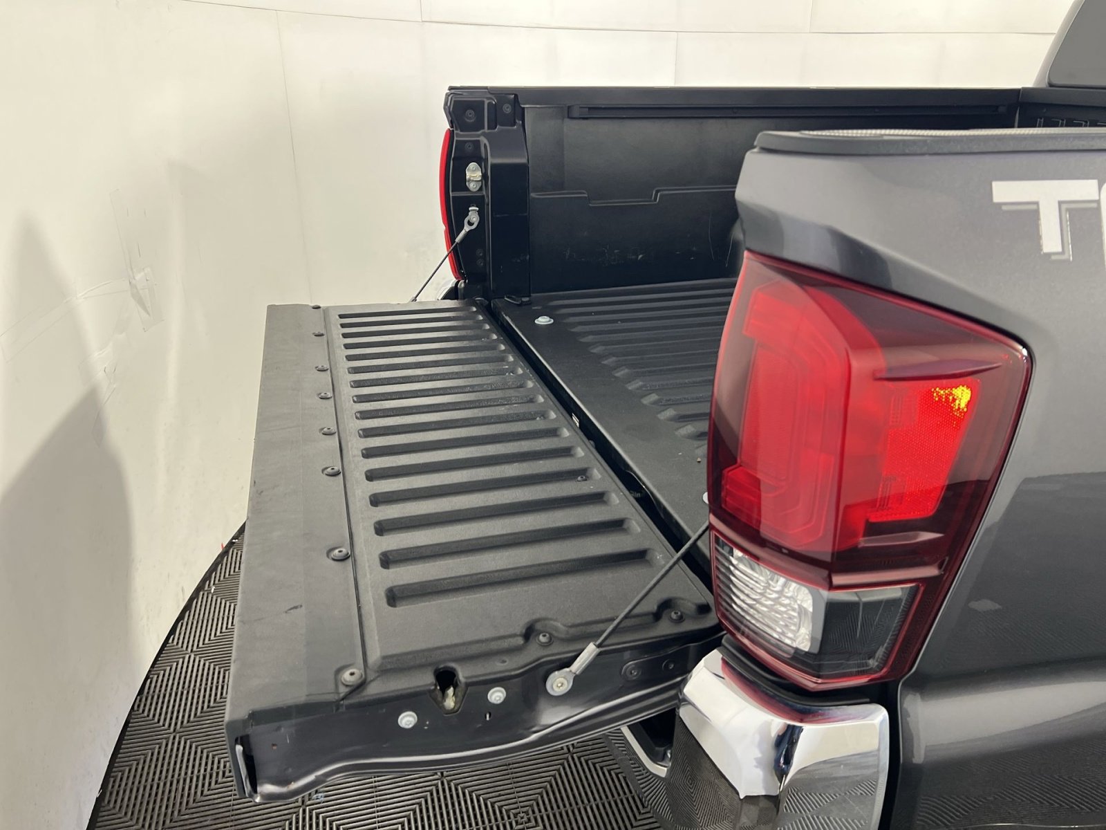Used 2019 Toyota Tacoma TRD Off-Road image 26
