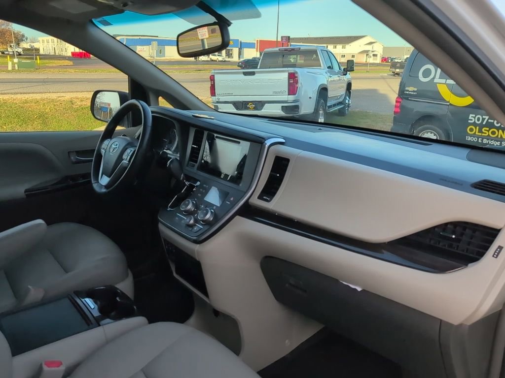 Used 2017 Toyota Sienna XLE w/ XLE Navigation Package image 27