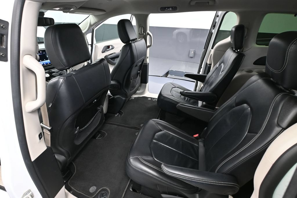Used 2022 Chrysler Pacifica Touring-L FWD image 35