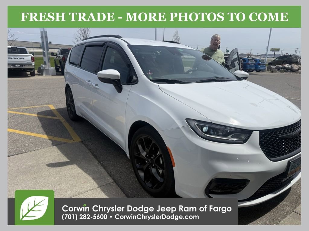 Used 2023 Chrysler Pacifica Touring-L w/ Uconnect Theater Family Group