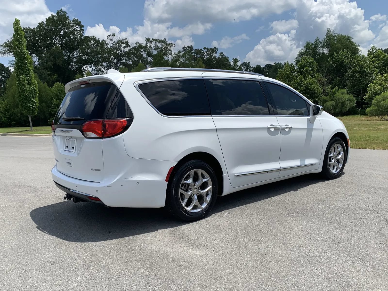 Used 2017 Chrysler Pacifica Limited w/ Advanced Safetytec Group FWD image 7