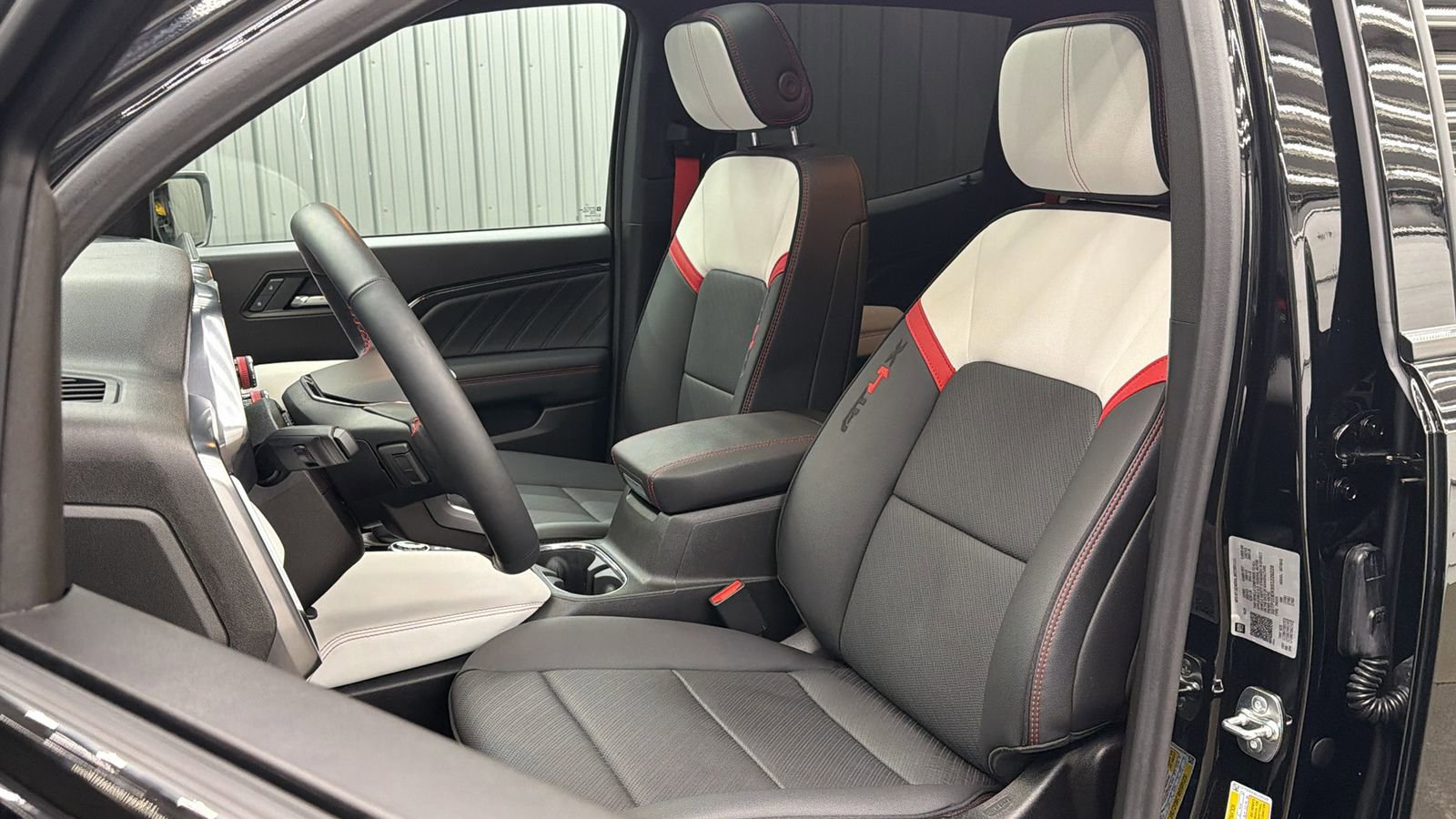 Used 2025 GMC Canyon AT4 w/ AT4X Package image 30