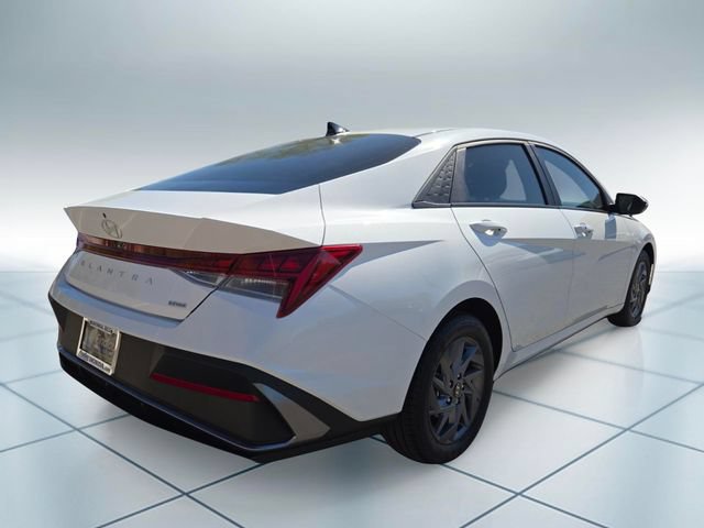 Used 2024 Hyundai Elantra Blue FWD image 4