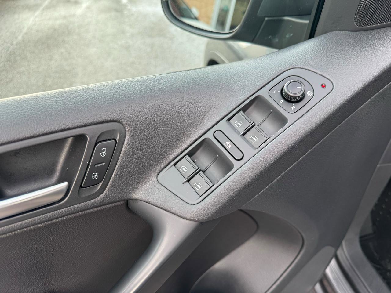 Used 2016 Volkswagen Tiguan S image 25