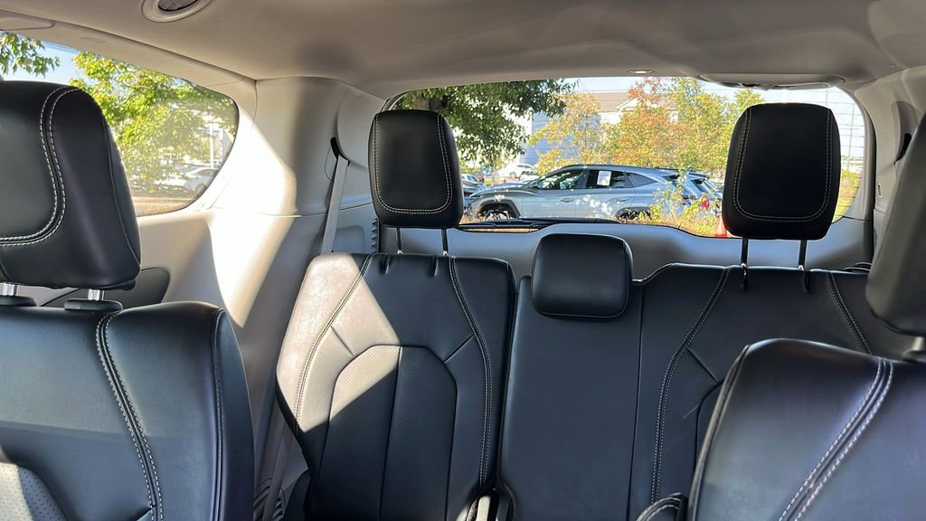 Used 2024 Chrysler Pacifica Touring-L image 33