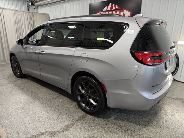 Used 2021 Chrysler Pacifica Touring-L w/ Uconnect Theater Family Group image 6