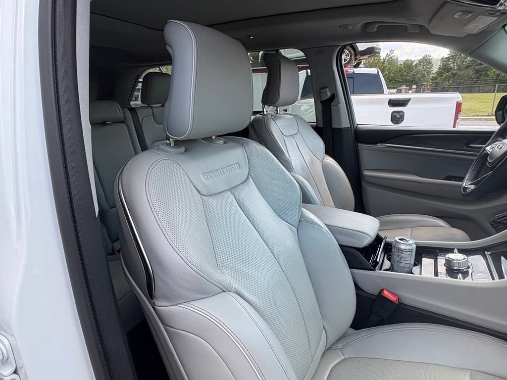 Used 2022 Jeep Grand Cherokee Overland w/ Advanced Protech Group III AWD/4WD image 19