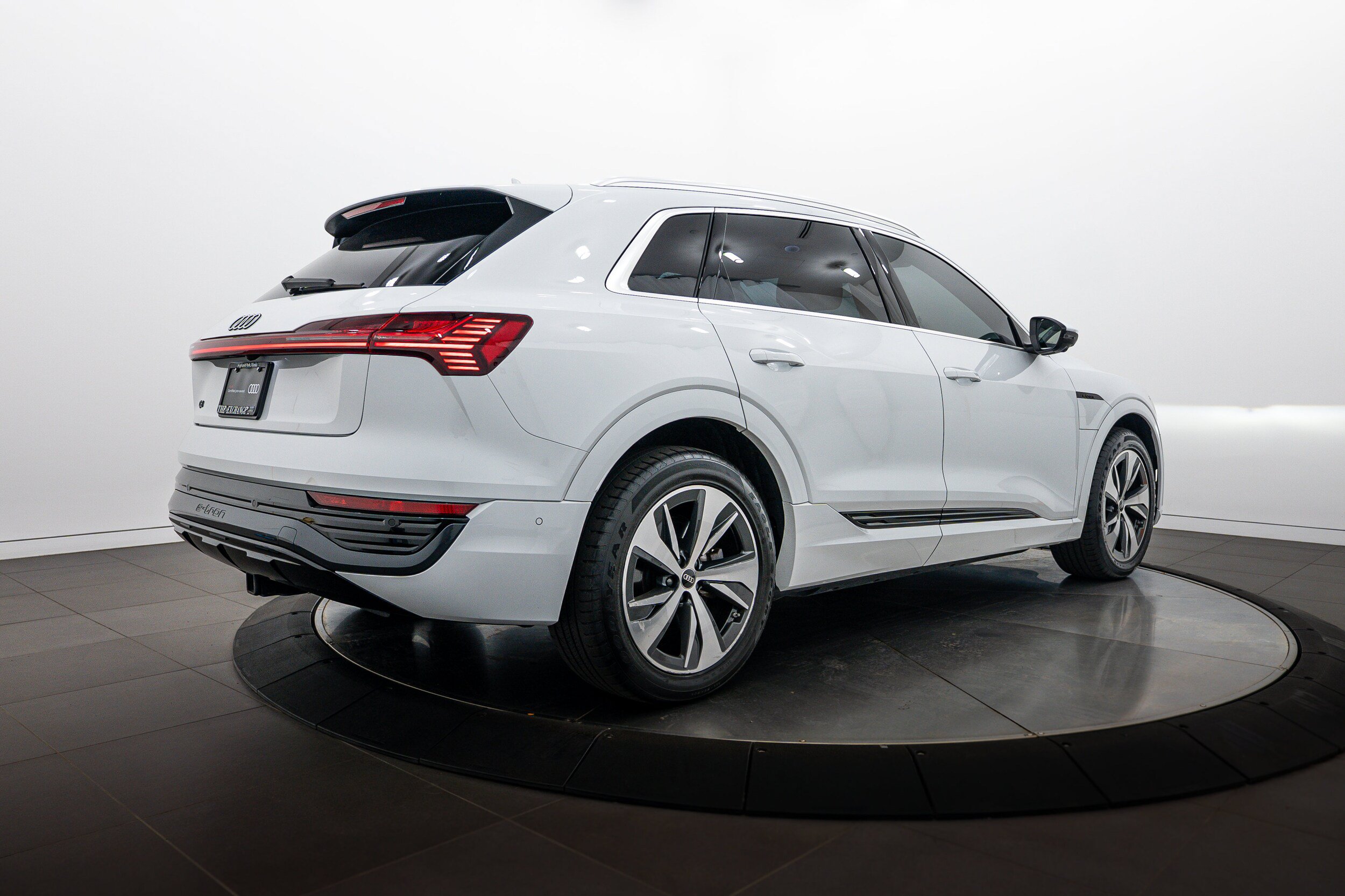 Certified 2024 Audi Q8 e-tron Premium Plus w/ Premium Plus Package AWD/4WD image 4