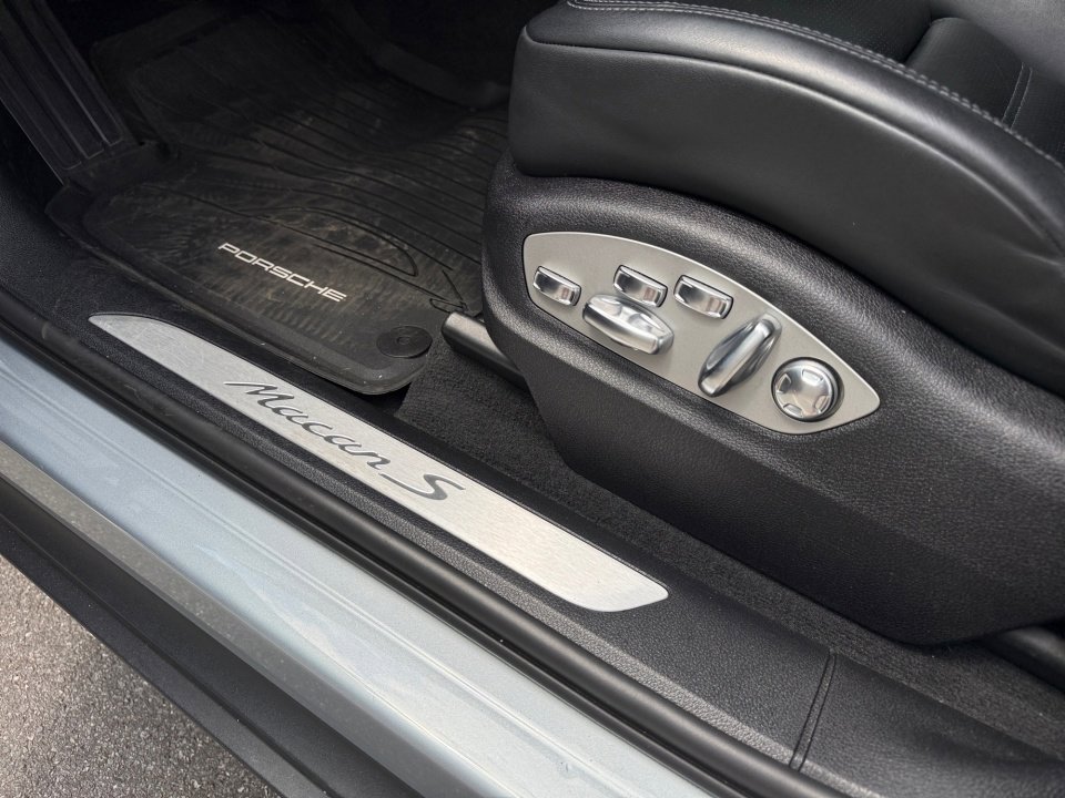 Certified 2022 Porsche Macan S AWD/4WD image 24