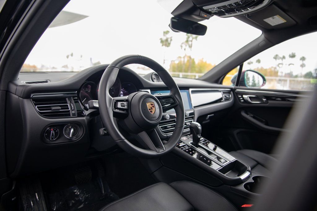 Certified 2025 Porsche Macan image 4
