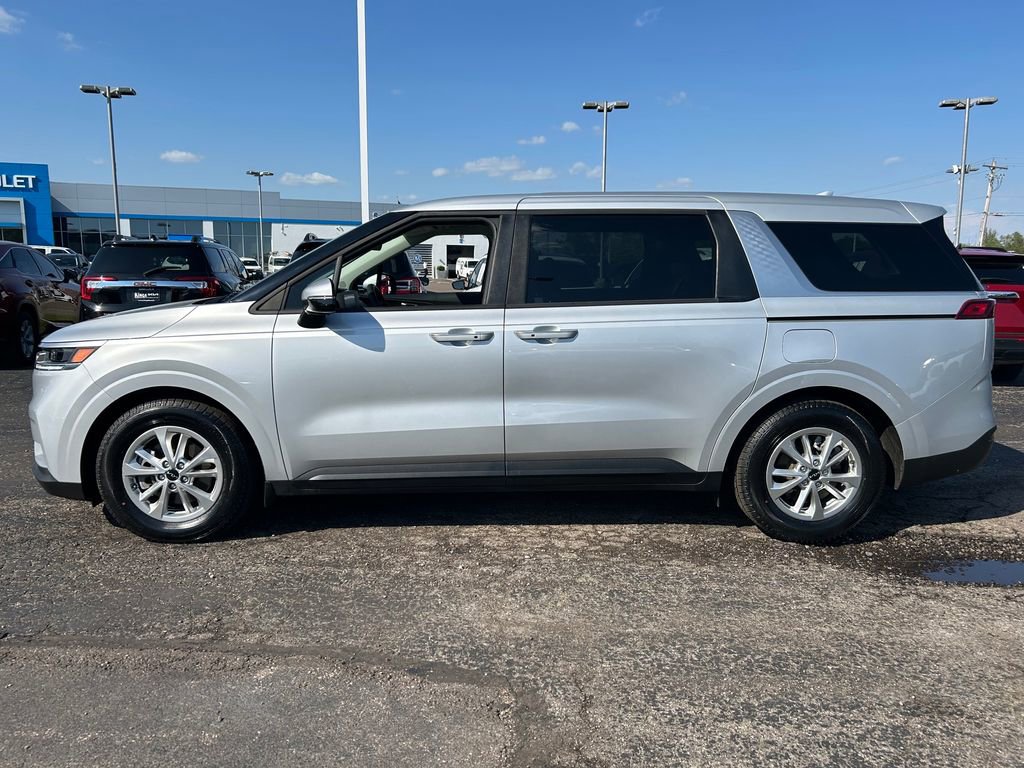 Used 2023 Kia Carnival LX FWD image 4