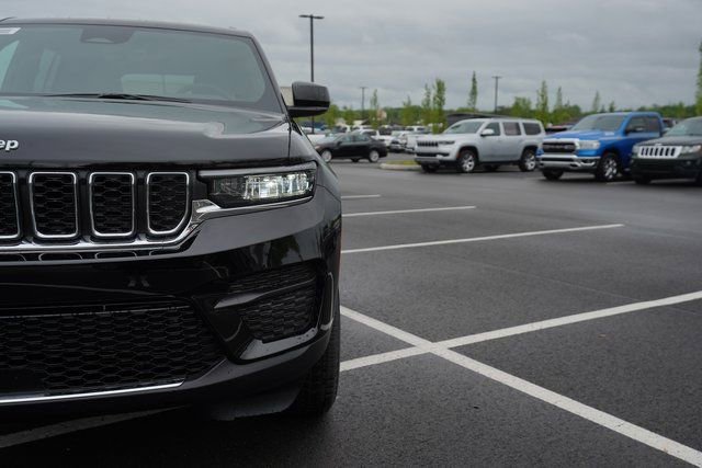 New 2025 Jeep Grand Cherokee Laredo X w/ Luxury Tech Group I image 31