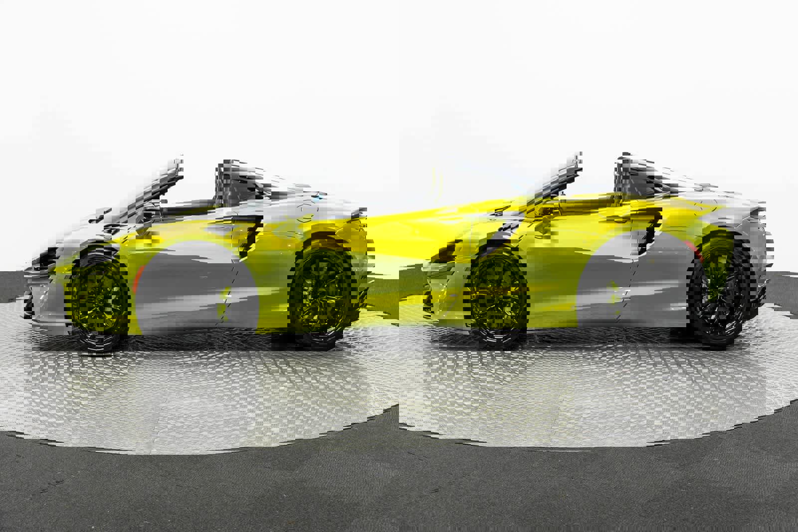 Used 2025 McLaren Artura Spider image 3