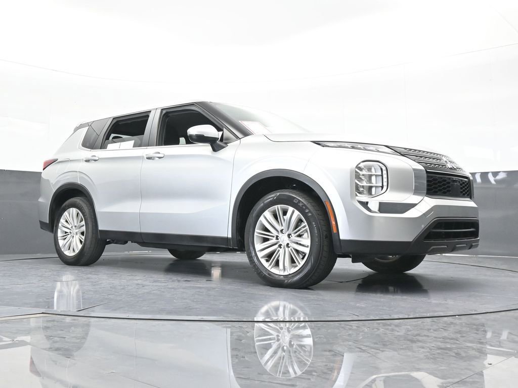 Used 2024 Mitsubishi Outlander ES image 26