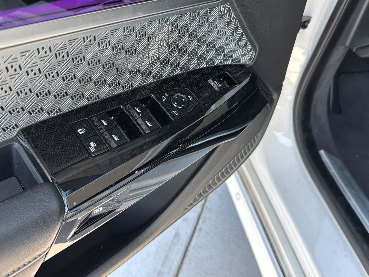 Used 2024 BMW i7 xDrive60 w/ Executive Package image 28