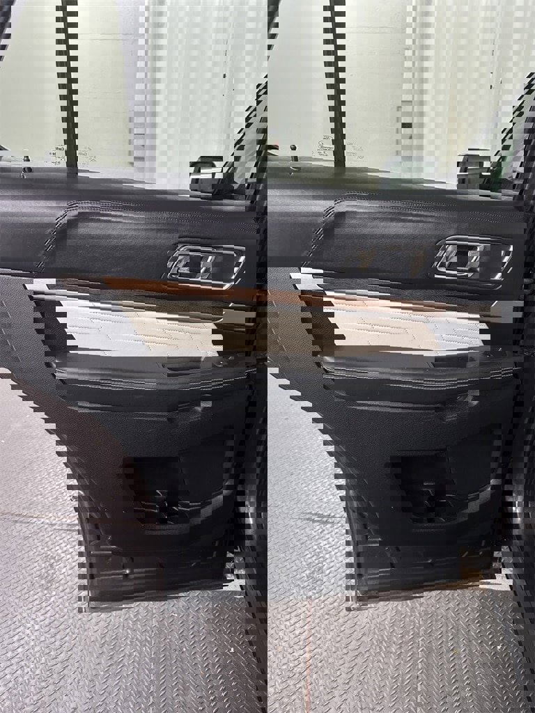 Used 2016 Ford Explorer Platinum image 29