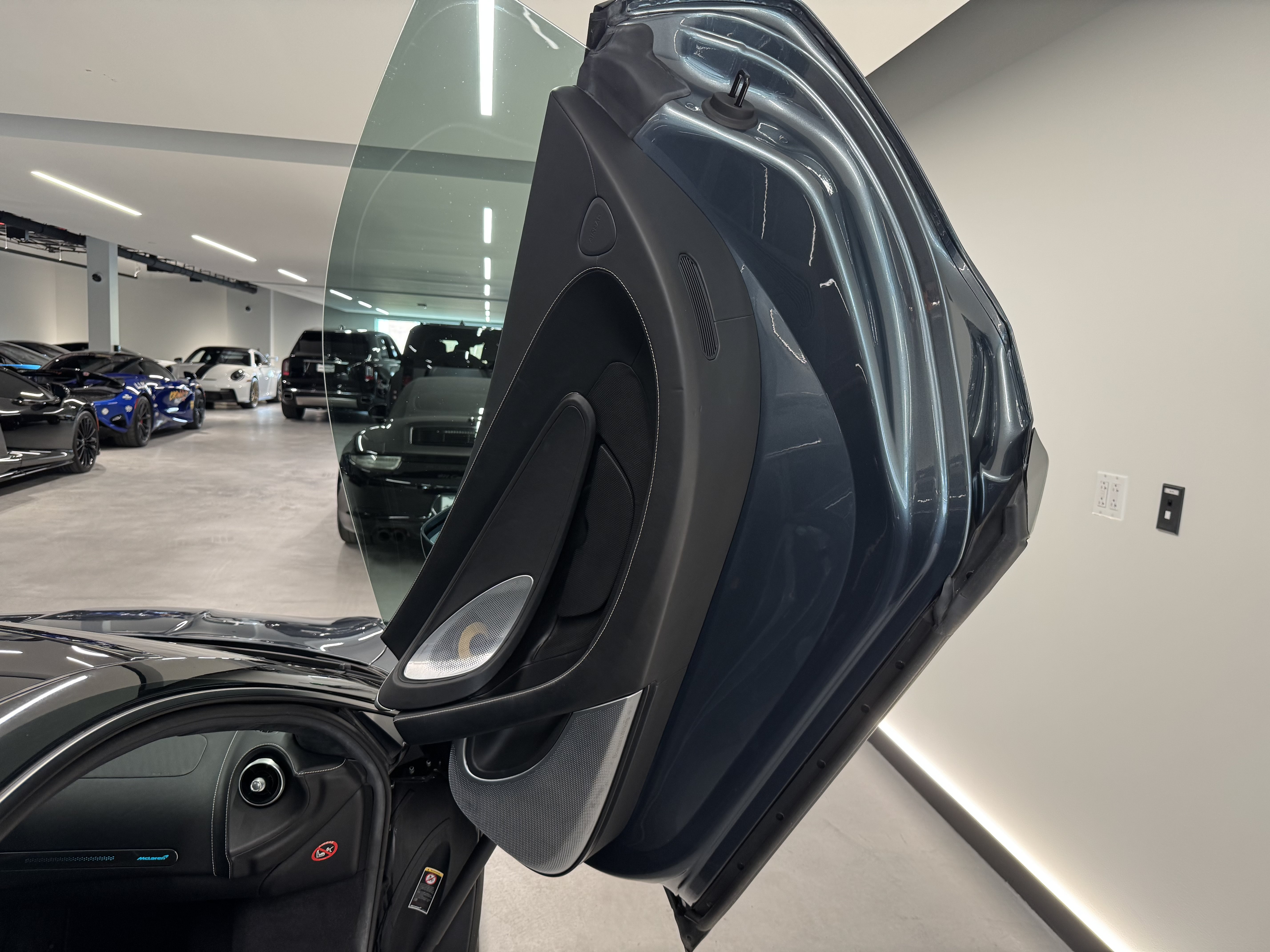 Used 2023 McLaren GT RWD image 14