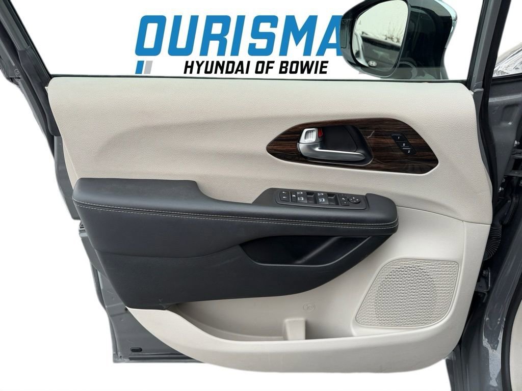 Used 2023 Chrysler Pacifica Limited image 27
