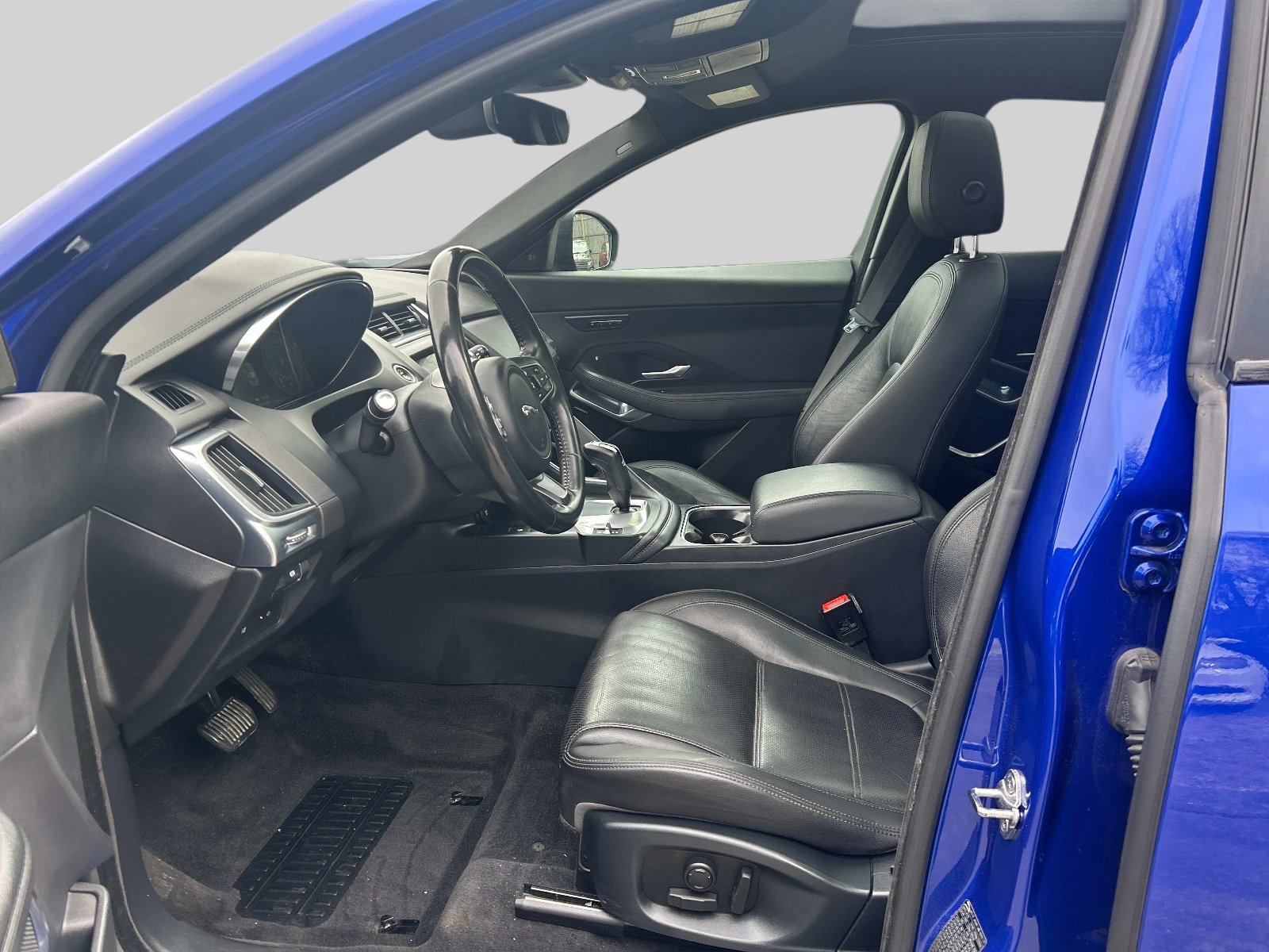 Used 2018 Jaguar E-PACE SE image 10