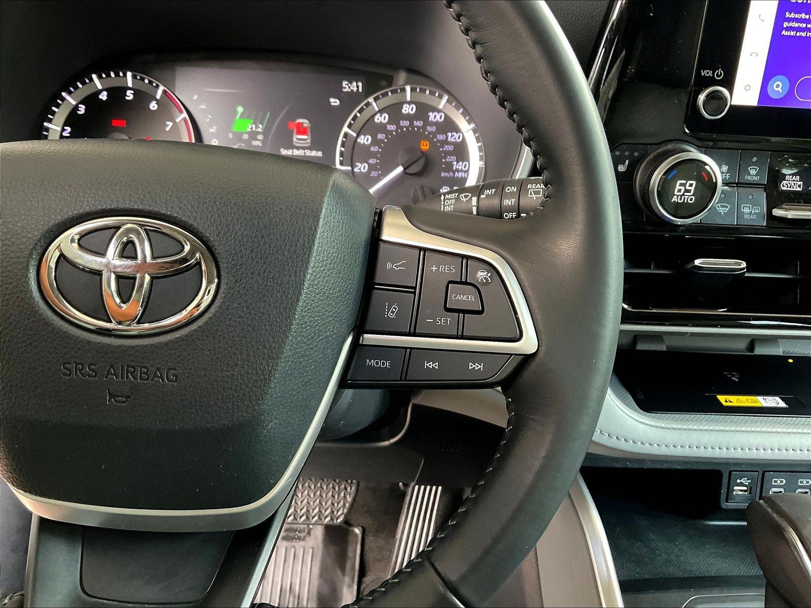 Used 2023 Toyota Highlander XLE AWD/4WD image 12