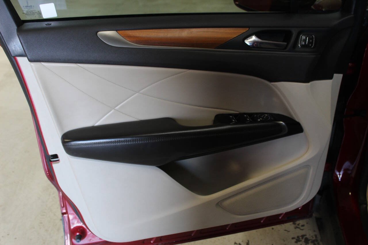 Used 2019 Lincoln MKC Select w/ Select Plus Package FWD image 16