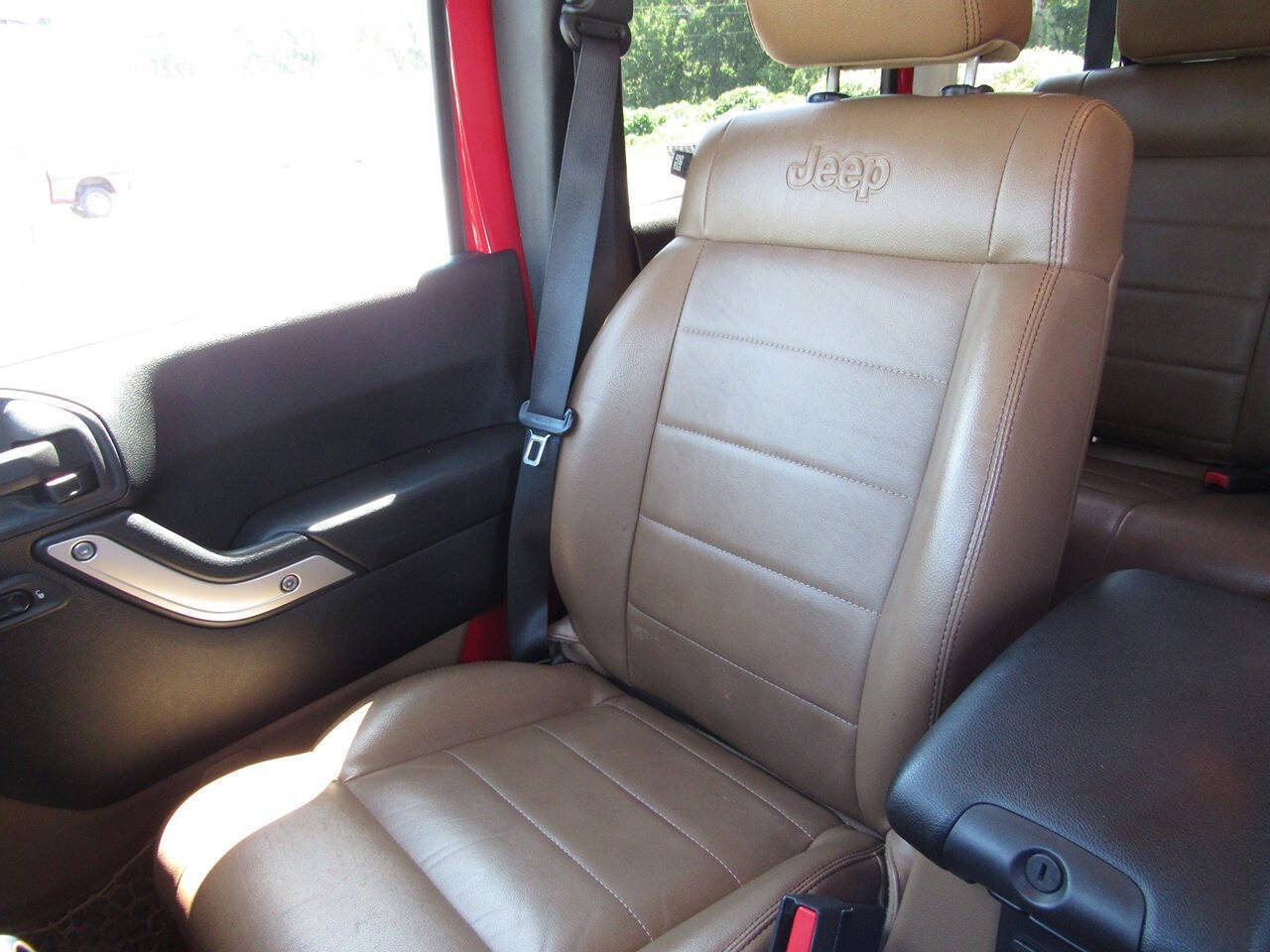 Used 2012 Jeep Wrangler Unlimited Sahara w/ Connectivity Group AWD/4WD image 19