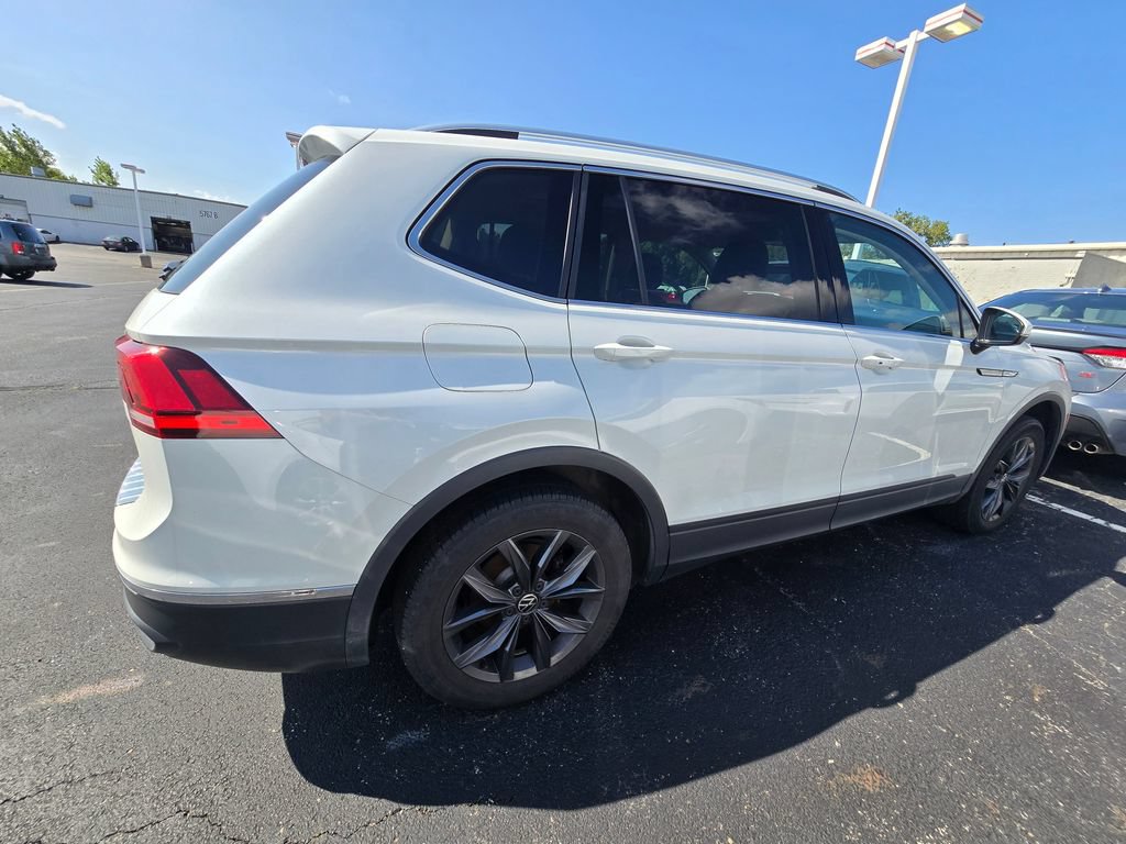 Used 2023 Volkswagen Tiguan SE w/ Panoramic Sunroof Package FWD image 7