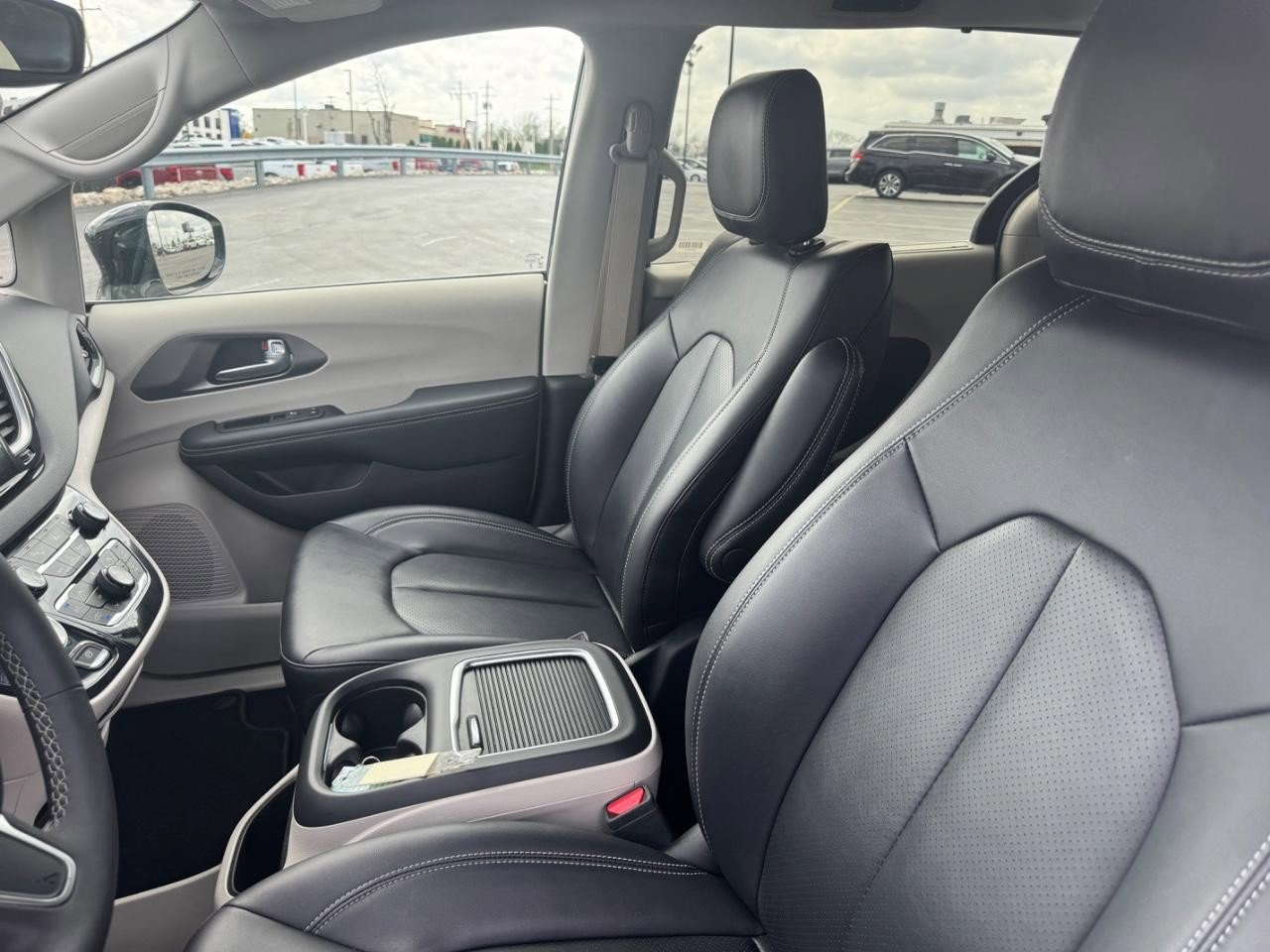 Used 2024 Chrysler Pacifica Touring-L image 19